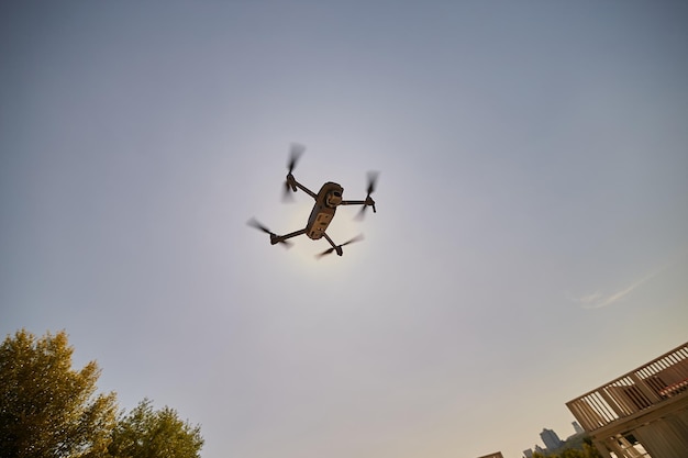 quadcopter en vuelo quadcopter contra el cielo azul