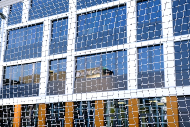 Quadra de badminton para descansar no pátio de um moderno centro de negócios. não há pessoas, conceito de estilo de vida saudável.