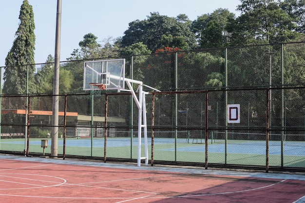 Quadra de basquete ao ar livre em um parque público