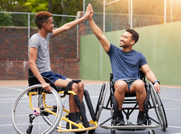 Quadra de basquete em cadeira de rodas esportiva e pessoas felizes celebram o sucesso e sorriem para a vitória da competição de jogo Vencedor da celebração do jogador e atleta com deficiência animado pela conquista