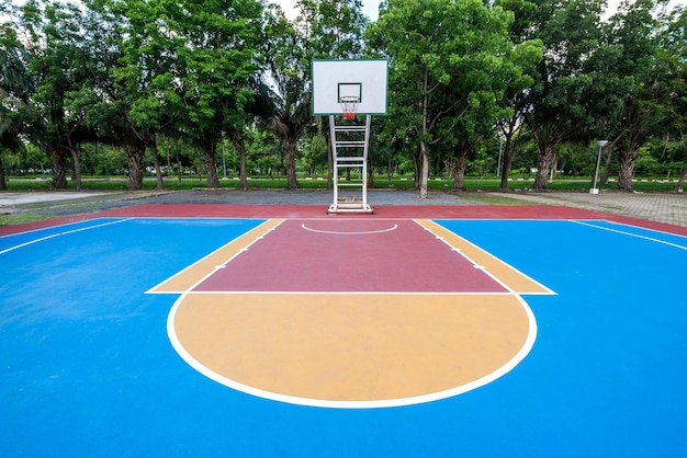 quadra de basquete no parque