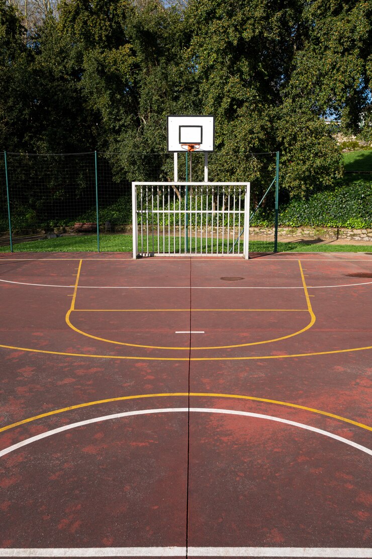 Foto quadra de esportes ao ar livre no parque público. conceito de esporte amador. copie o espaço