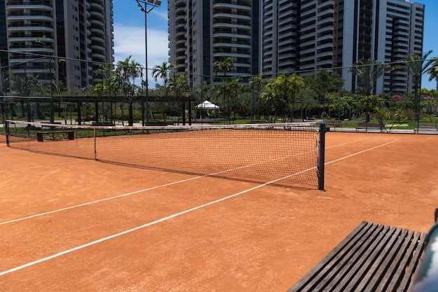 Quadra de tênis de saibro ao ar livre Perfeito para praticar esportes Ninguém Dia ensolarado Foco seletivo