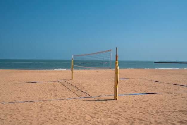 Quadra de vôlei de praia ao fundo do oceano. Conceito de esporte de verão