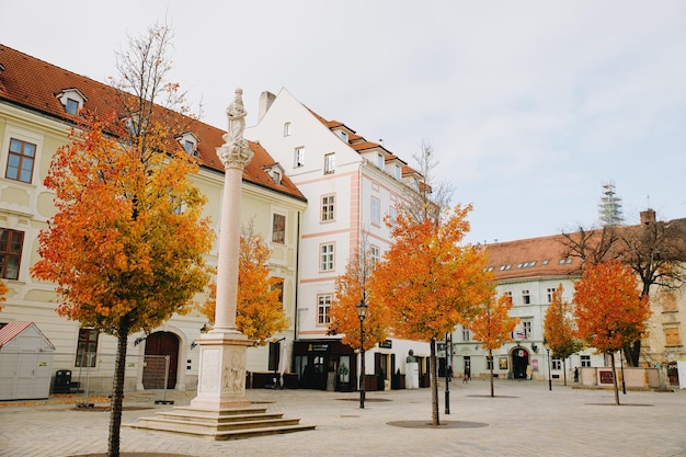 Quadrado colorido perto da prefeitura de Bratislava, no outono, em um dia nublado na capital da Eslováquia