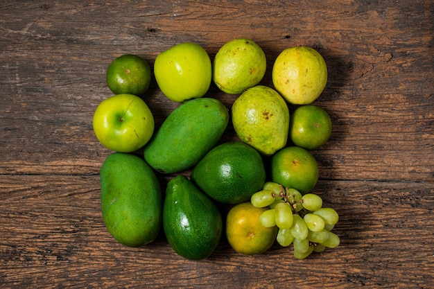 Quadrado de frutas verdes em um conceito de comida saudável de fundo de madeira