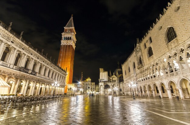 Quadrado de San Marco na noite, Veneza, Itália.