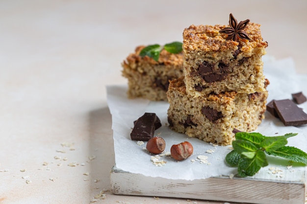 Quadrados de aveia com chocolate, nozes, pedaços de chocolate e menta. Café da manhã saudável ou sobremesa.