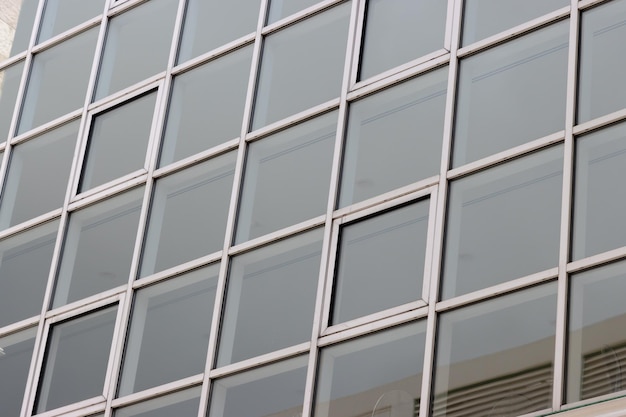 Quadratische Fenster mit sauberem Glas an der Außenseite des Gebäudes