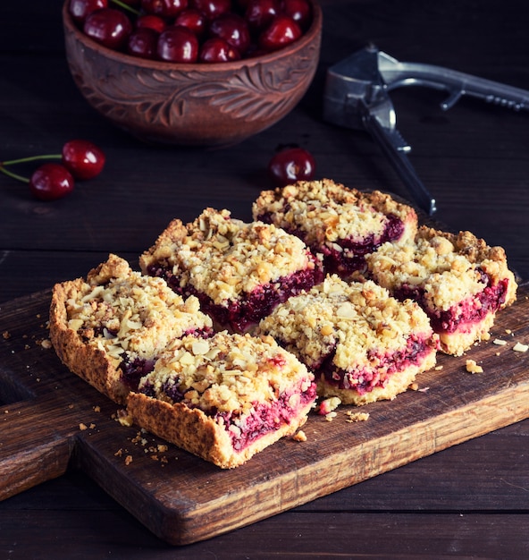 Quadratische Kuchenstücke zerbröckeln