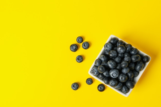 Quadratische Schüssel mit Blaubeere auf Gelb