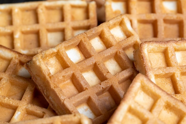 Quadratische süße weiche Waffeln auf dem Tisch