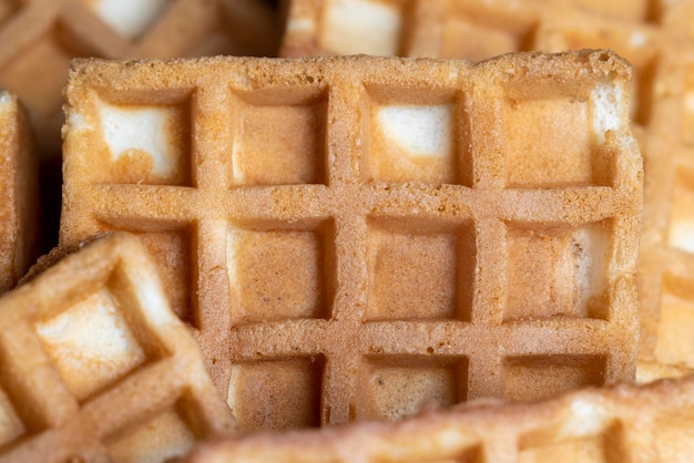 Quadratische süße weiche Waffeln auf dem Tisch