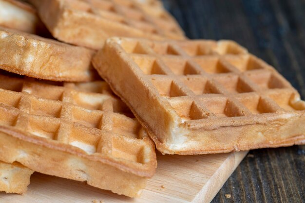 Foto quadratische süße weiche waffeln auf dem tisch