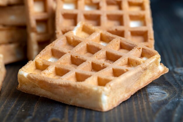 Quadratische süße weiche Waffeln auf dem Tisch