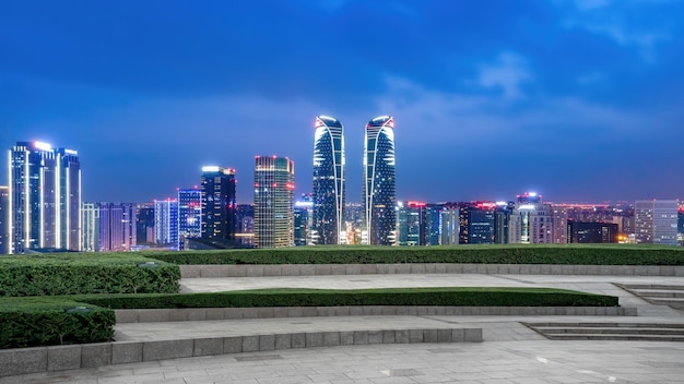 Quadratische und moderne Stadtgebäude Landschaft Skyline