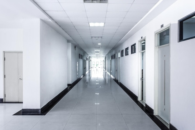 Quadratisches Foto des langen Hauptkorridors mit Türen