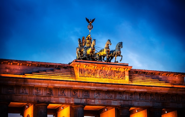 Foto quadriga en la parte superior de brandenburger tor en iluminación nocturna