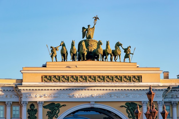 Quadriga-Statue im Winterpalast oder Haus der Eremitage in St. Petersburg, Russland