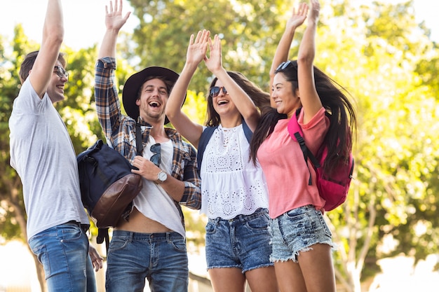 Foto quadril amigos animar com os braços levantados nas ruas