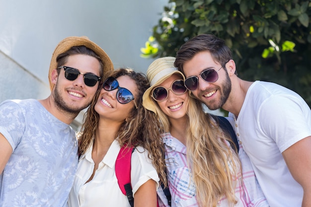 Quadril amigos sorrindo para a câmera na rua