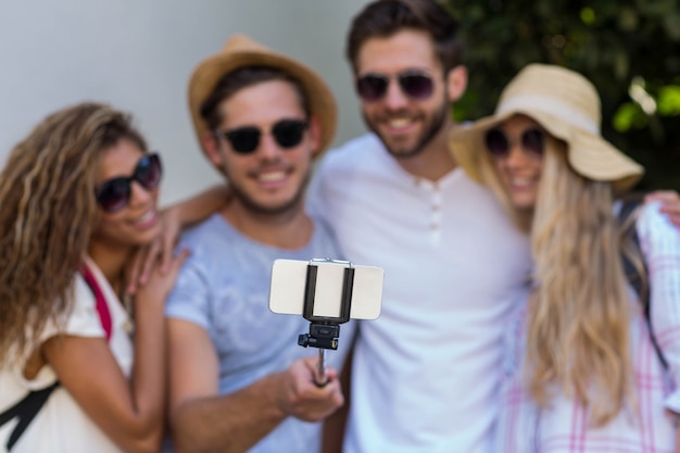 Quadril amigos tomando selfie na rua