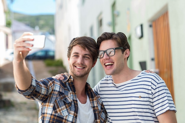 Quadril amigos tomando selfie na rua