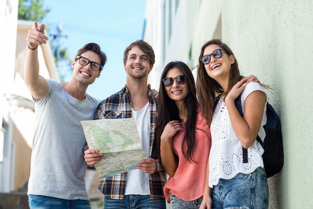 Foto quadril amigos verificando o mapa da cidade