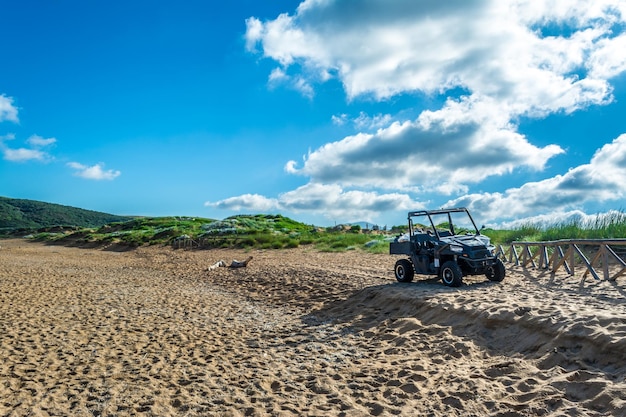 Quadrilátero preto na praia