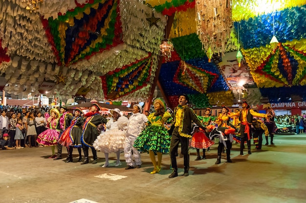 quadrilha se apresentando na festa de são joão campina grande paraíba brasil
