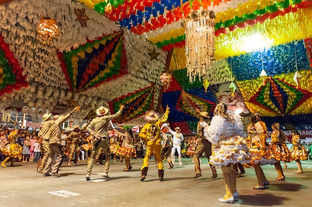 Foto quadrilha se apresentando na festa de são joão campina grande paraíba brasil