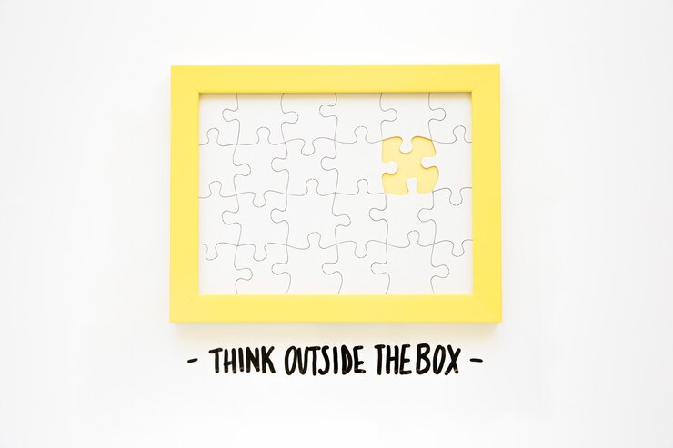 Foto quadro amarelo com peça de quebra-cabeça faltando perto pensar fora do texto da caixa