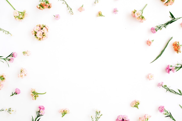 Quadro com flores silvestres rosa e bege, folhas verdes, galhos em branco