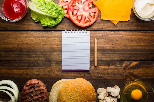 Quadro com ingredientes de hambúrguer prontos para comer. vista do topo