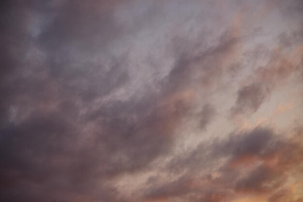 Quadro completo de lindo céu com nuvens ao pôr do sol em cores quentes