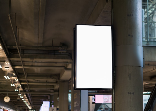 Foto quadro de avisos em branco no aeroporto, quadro de avisos de propaganda vazio no aeródromo.