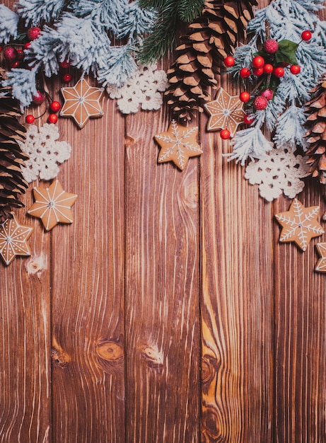 Quadro de biscoitos de gengibre e uma decoração de inverno em um fundo de madeira.