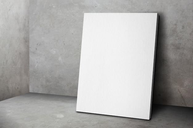 Quadro de cartaz branco em branco encostado no muro de concreto cinza grunge
