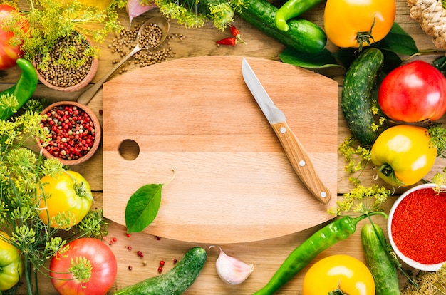 Quadro de comida. Vários legumes, tábua de madeira