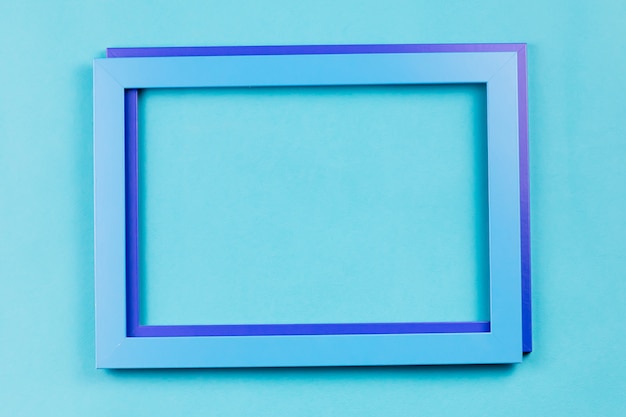 Foto quadro de cor azul sobre fundo azul brilhante.