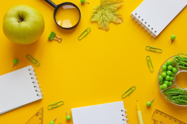 Quadro de diferentes materiais escolares com espaço de cópia de volta ao conceito de escola vista superior