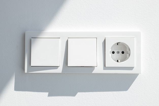 Quadro de distribuição branco moderno com dois interruptores e um plugue europeu