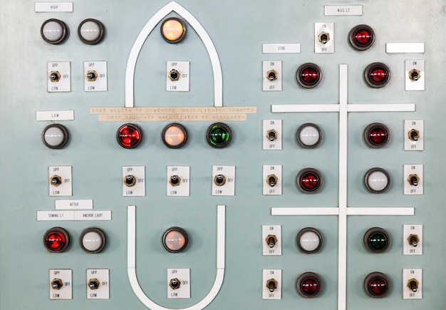 Quadro de distribuição de emergência a bordo de equipamentos elétricos Botões de lâmpadas e interruptores no quadro de distribuição elétrica