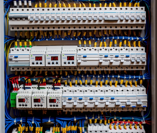 Quadro de distribuição de tensão com disjuntores. Fundo elétrico.