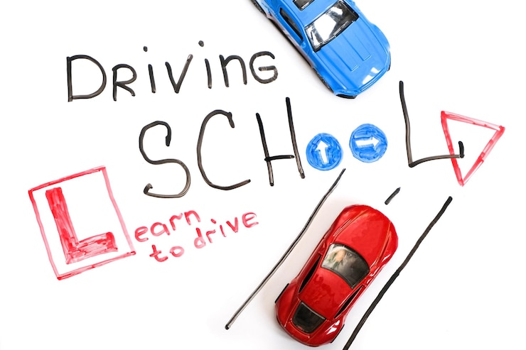 Foto quadro de escola de condução composição educacional e criativa com os sinais de trânsito de modelo de carro de brinquedo de legenda de escola de condução placa de fundo isolado branco para marcadores