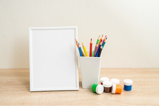 Quadro de escola de estudante simulado com material de escritório colorido de volta às aulas