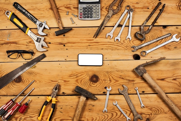 Quadro de ferramentas úteis na placa de madeira
