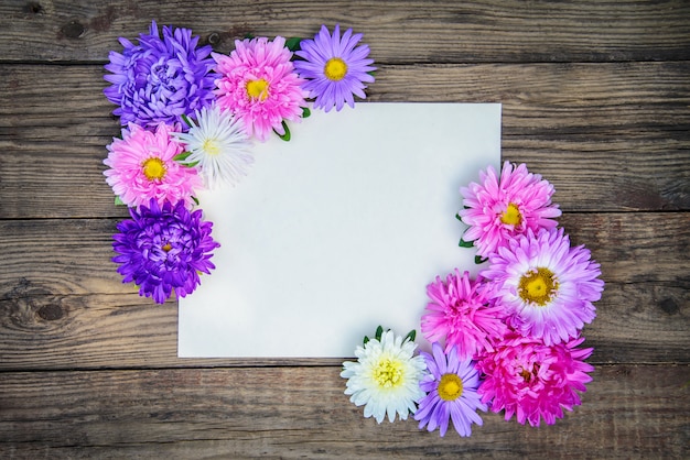 Quadro de flores de ásteres em fundo de madeira