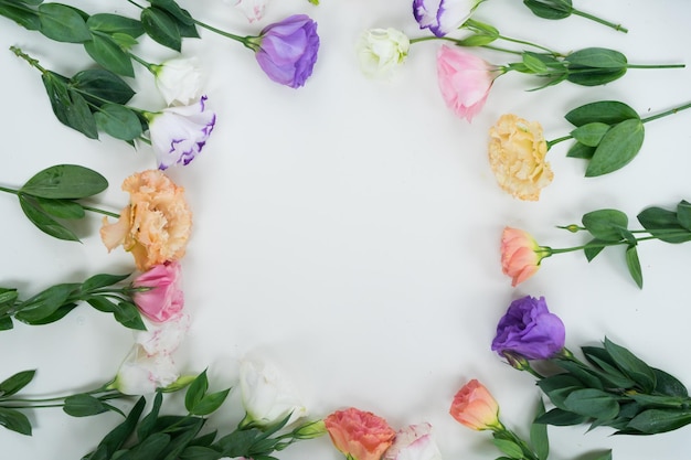 Quadro de flores eustoma branco e violeta rosa