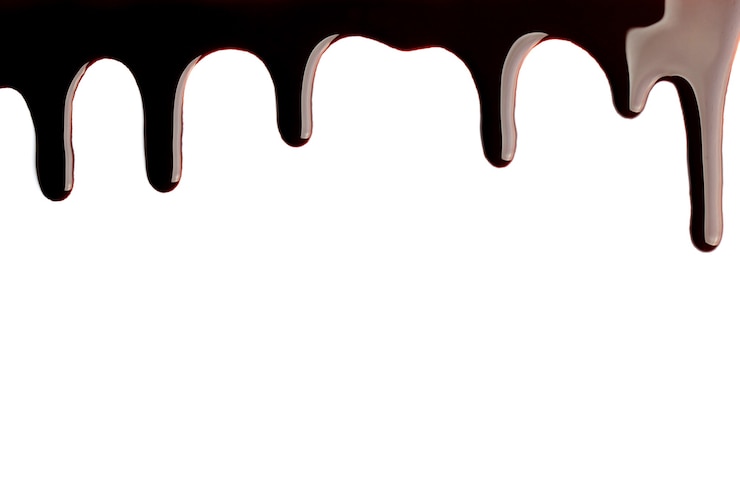 Foto quadro de fluxos de chocolate líquido isolado